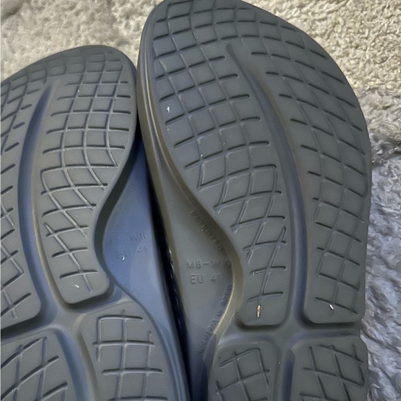 OOFOS Bauer Slides - Like New - Picture 3 of 5